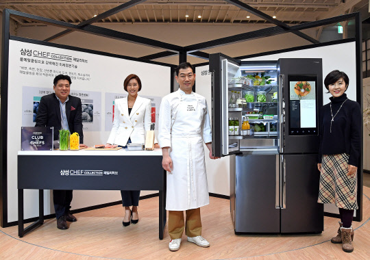 28일 삼성전자가 서울 논현동 쿤스트할레에서 '2017 삼성 셰프컬렉션 패밀리허브 익스피리언스데이'를 개최하고 제품 사용성에 관한 다양한 분야의 전문가들을 초청해 '셰프컬렉션 패밀리허브'의 혁신 기능 스토리를 소개했다. <삼성전자 제공>